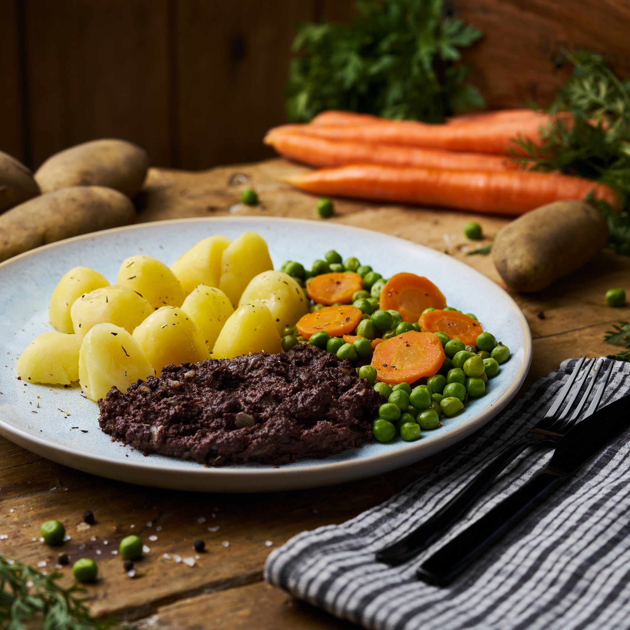 Berliner Blutwurst mit Erbsen-Möhrengemüse und Butterkartoffeln als Fertiggericht