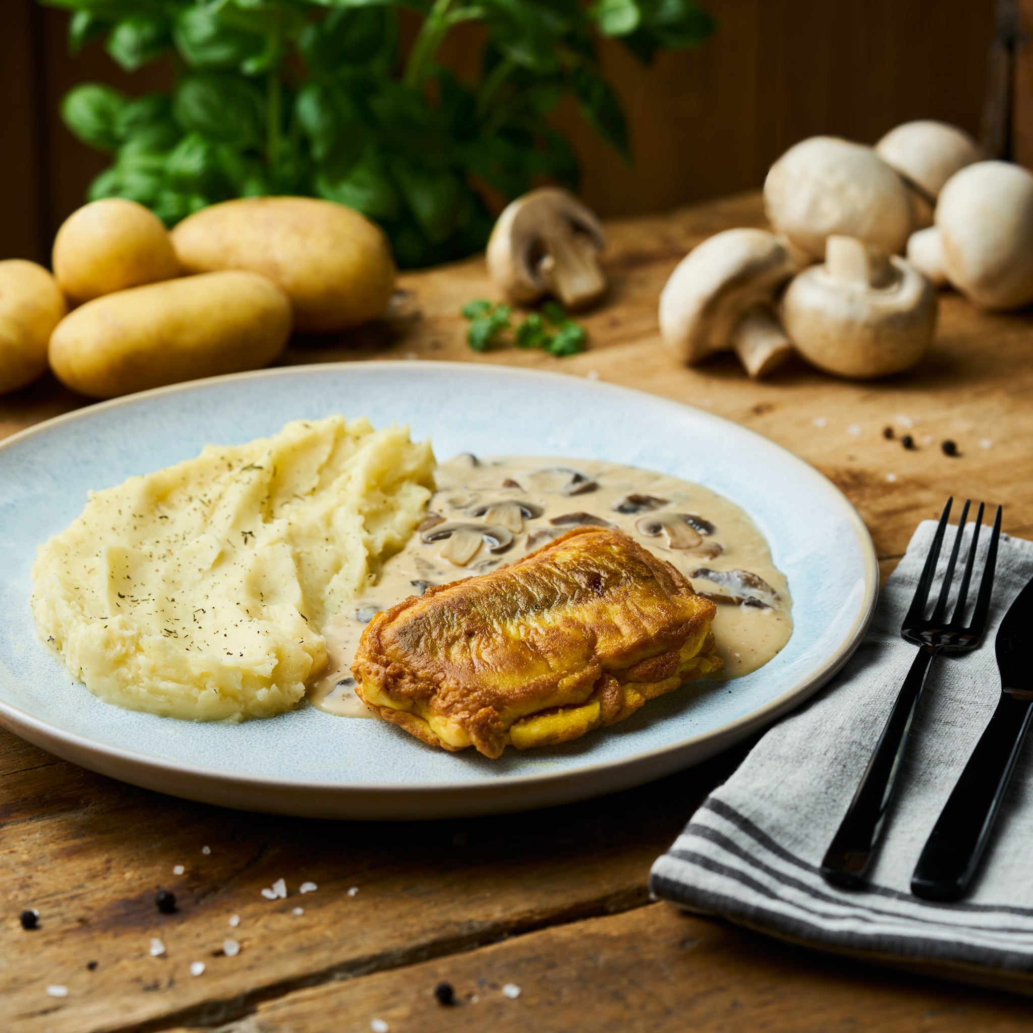 Seelachs in Eihülle an Champignonsauce mit grünem Pfeffer und Kartoffelstampf als Fertiggericht