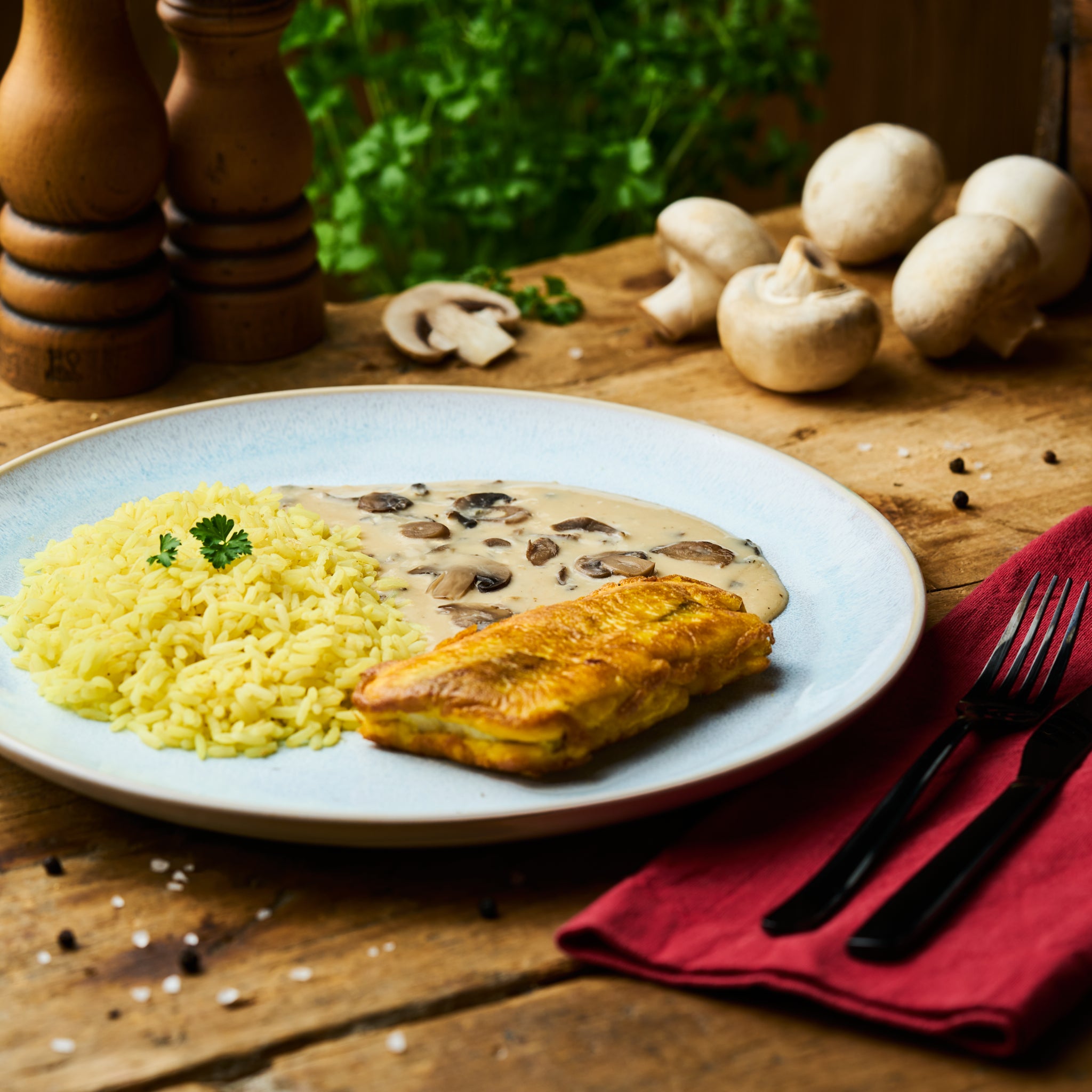 Seelachs in Eihülle an Champignonsauce mit grünem Pfeffer und Kurkumareis