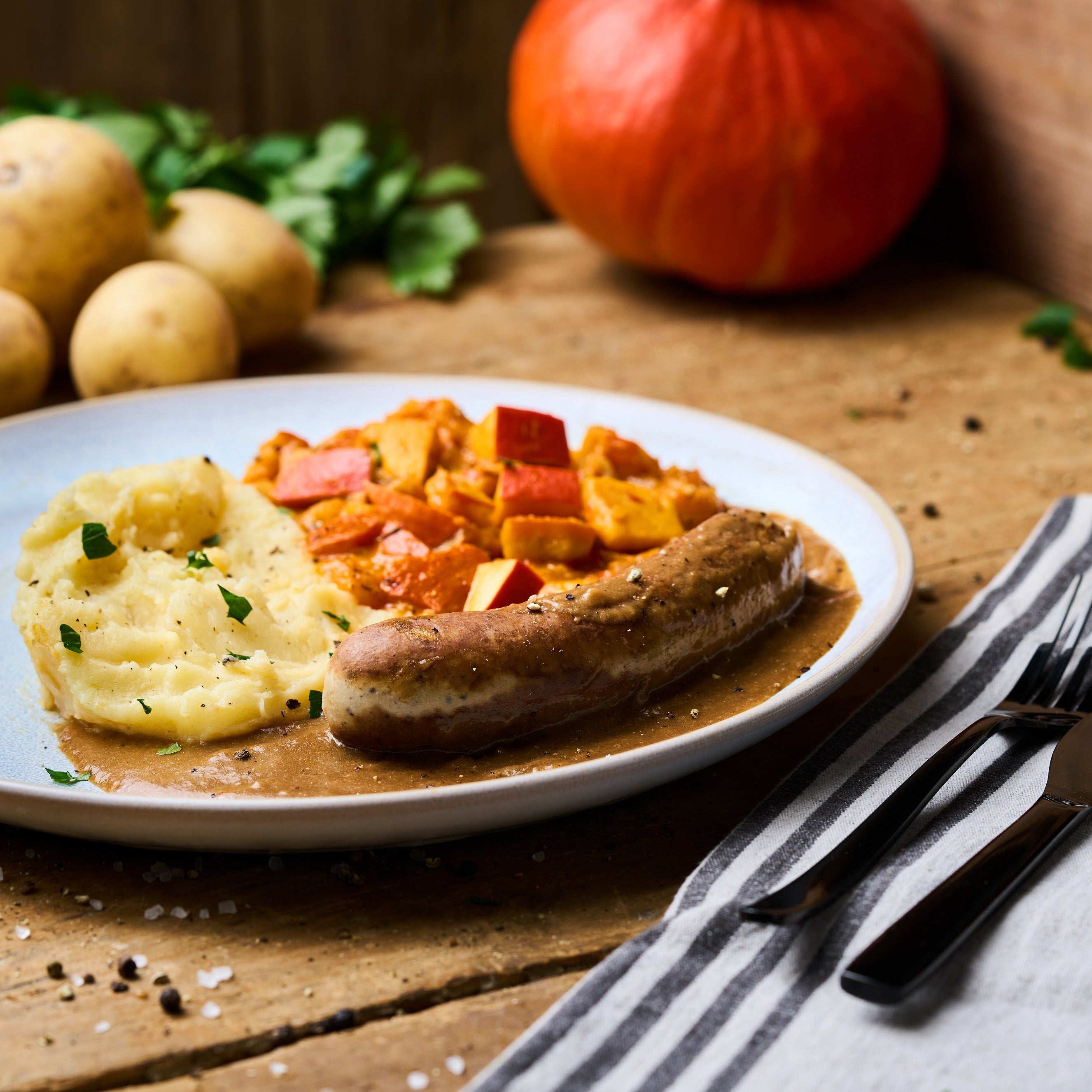 Bratwurst in Sauce an Kürbisgemüse und Kartoffelstampf als Fertiggericht