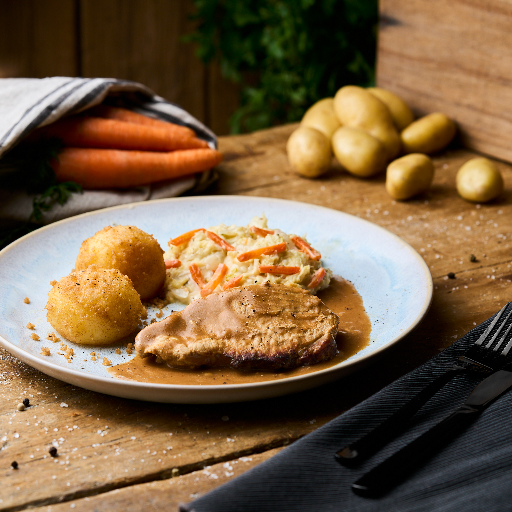 Senfbraten vom Schwein in Bratensauce mit Rahmwirsing und Kartoffelklößen als Fertiggericht