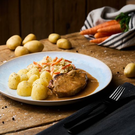Senfbraten vom Schwein in Bratensauce mit Rahmwirsing und  Butterkartoffeln als Fertiggericht