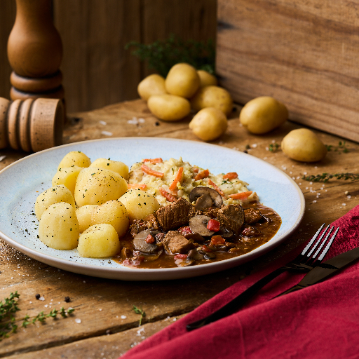 Brauhausgulasch vom Schwein mit Rahmwirsing und Butterkartoffeln als Fertiggericht