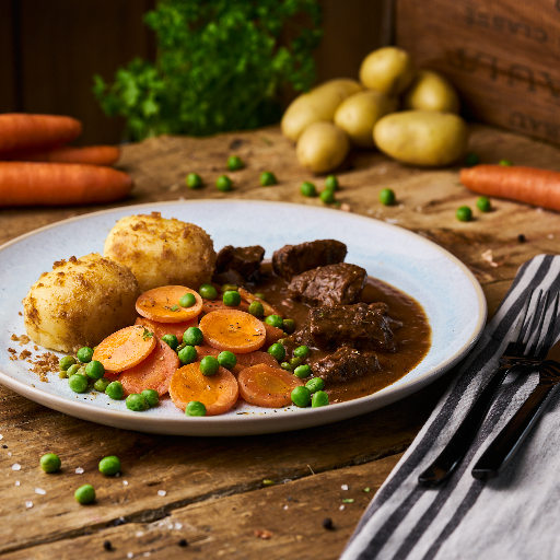 Rotweingulasch mit Erbse-Möhre und Kartoffelklöße als Fertiggericht