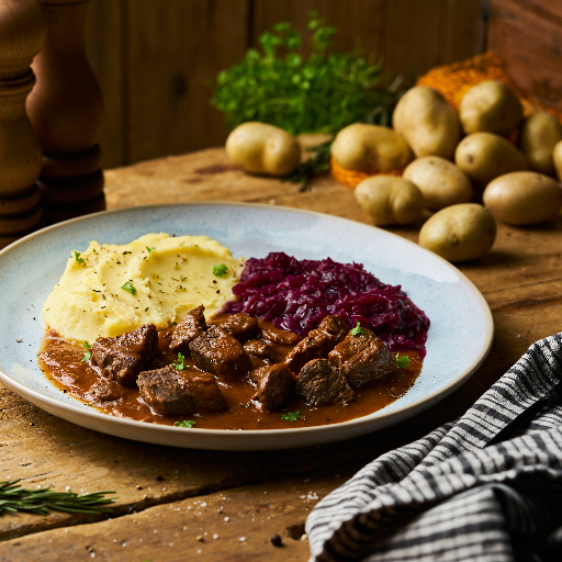 Rotweingulasch mit Preiselbeerrotkohl und Kartoffelstampf als Fertiggericht