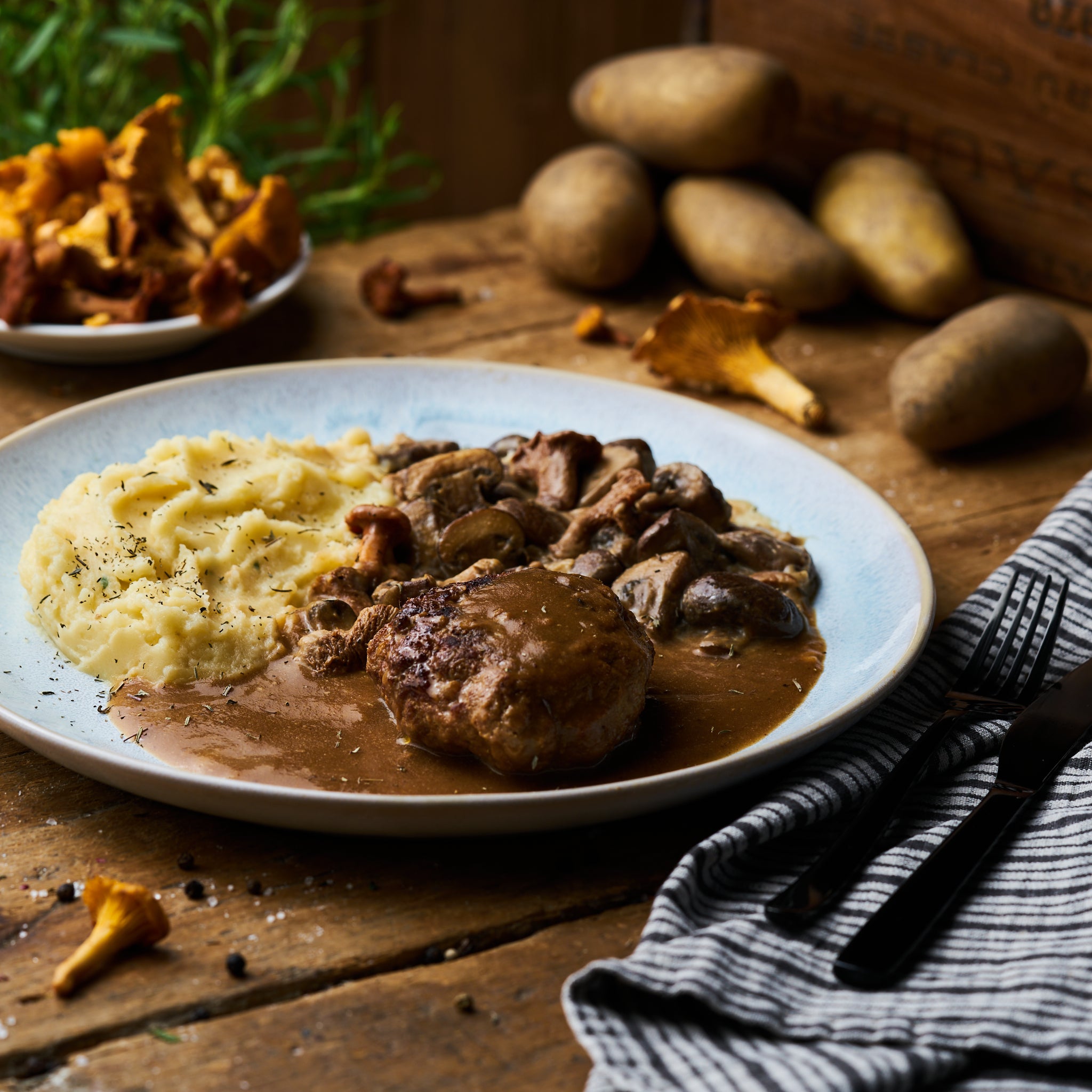 Boulette vom Schwein mit Pfifferlingssauce und Kartoffelstampf