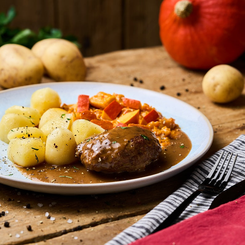 Boulette vom Schwein in Bratensauce mit Kürbisgemüse und Butterkartoffeln