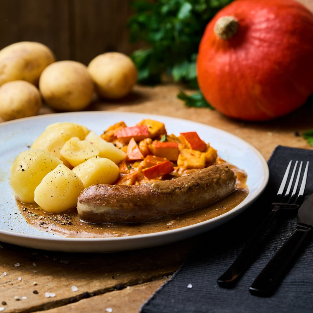 Bratwurst in Sauce an Kürbisgemüse und Butterkartoffeln