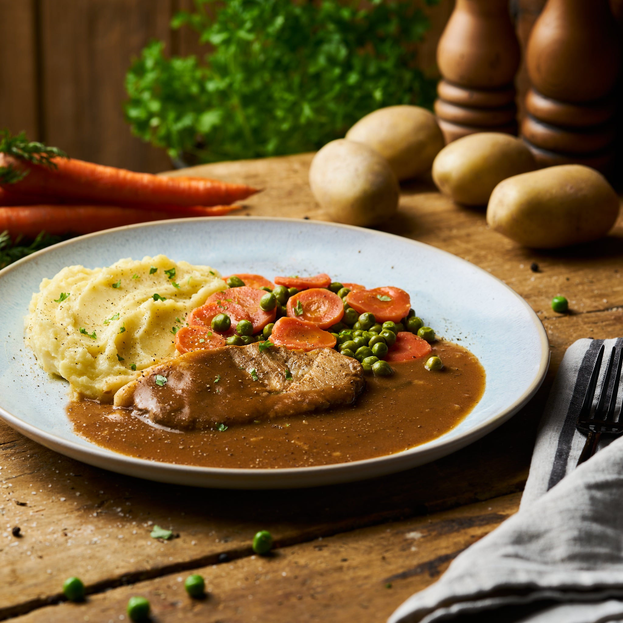 Senfbraten vom Schwein in Bratensauce mit Erbsen-Möhrengemüse und Kartoffelstampf als Fertiggericht