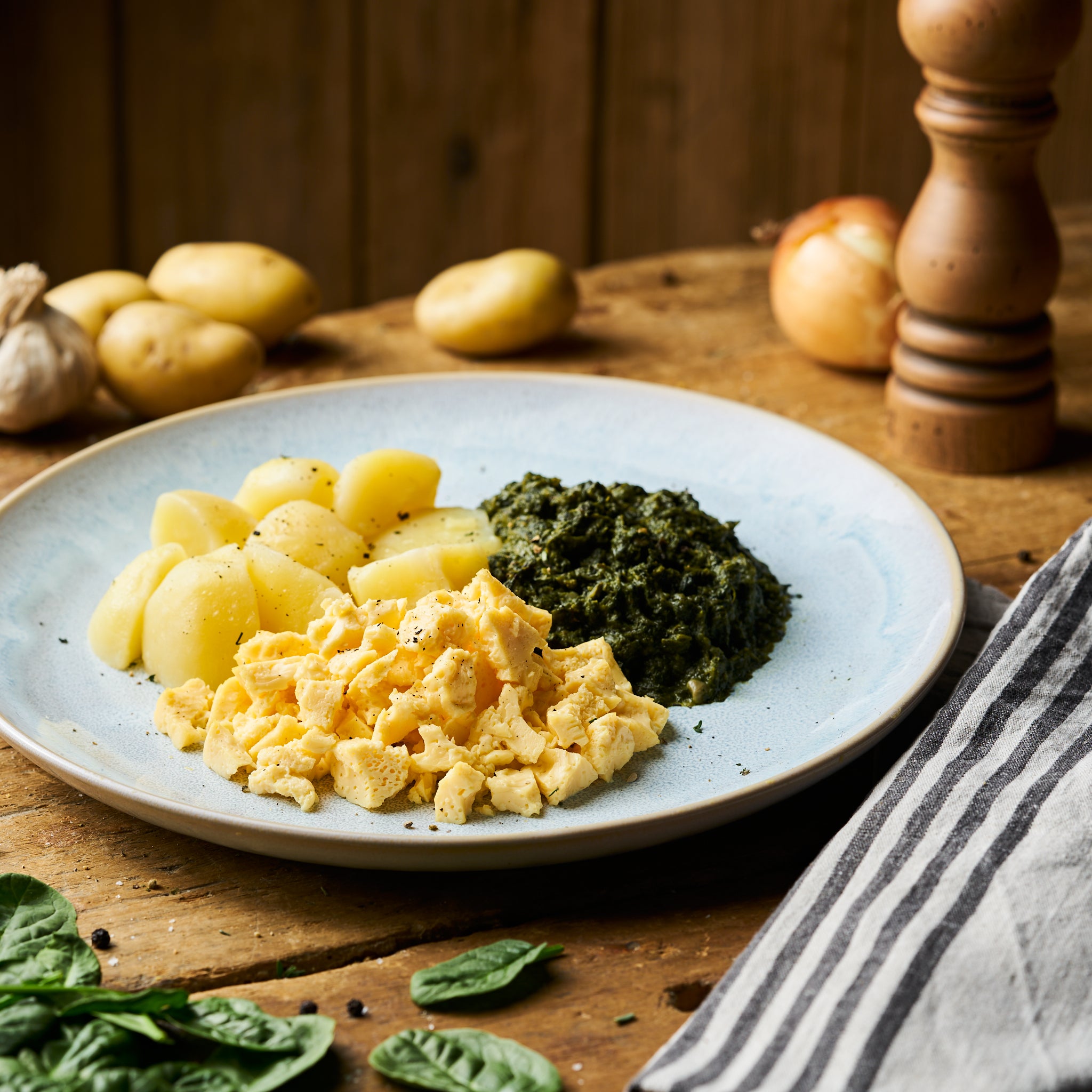 Ruehrei mit Rahmspinat und Salzkartoffeln