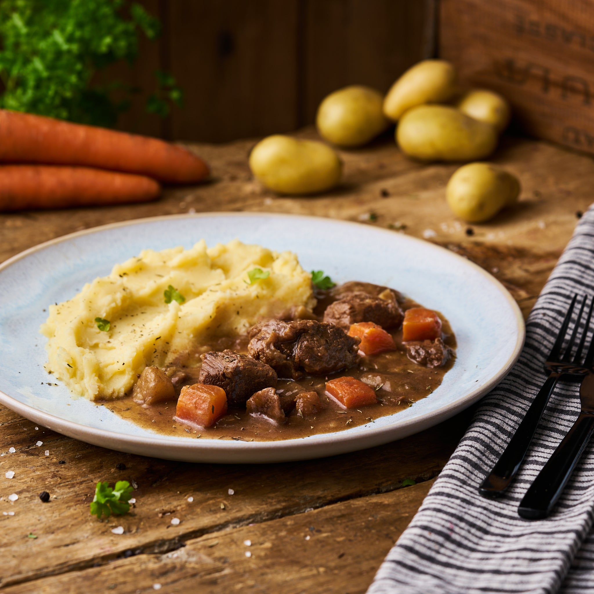Hirschgulasch mit Pilzen an Kartoffelstampf als Fertiggericht