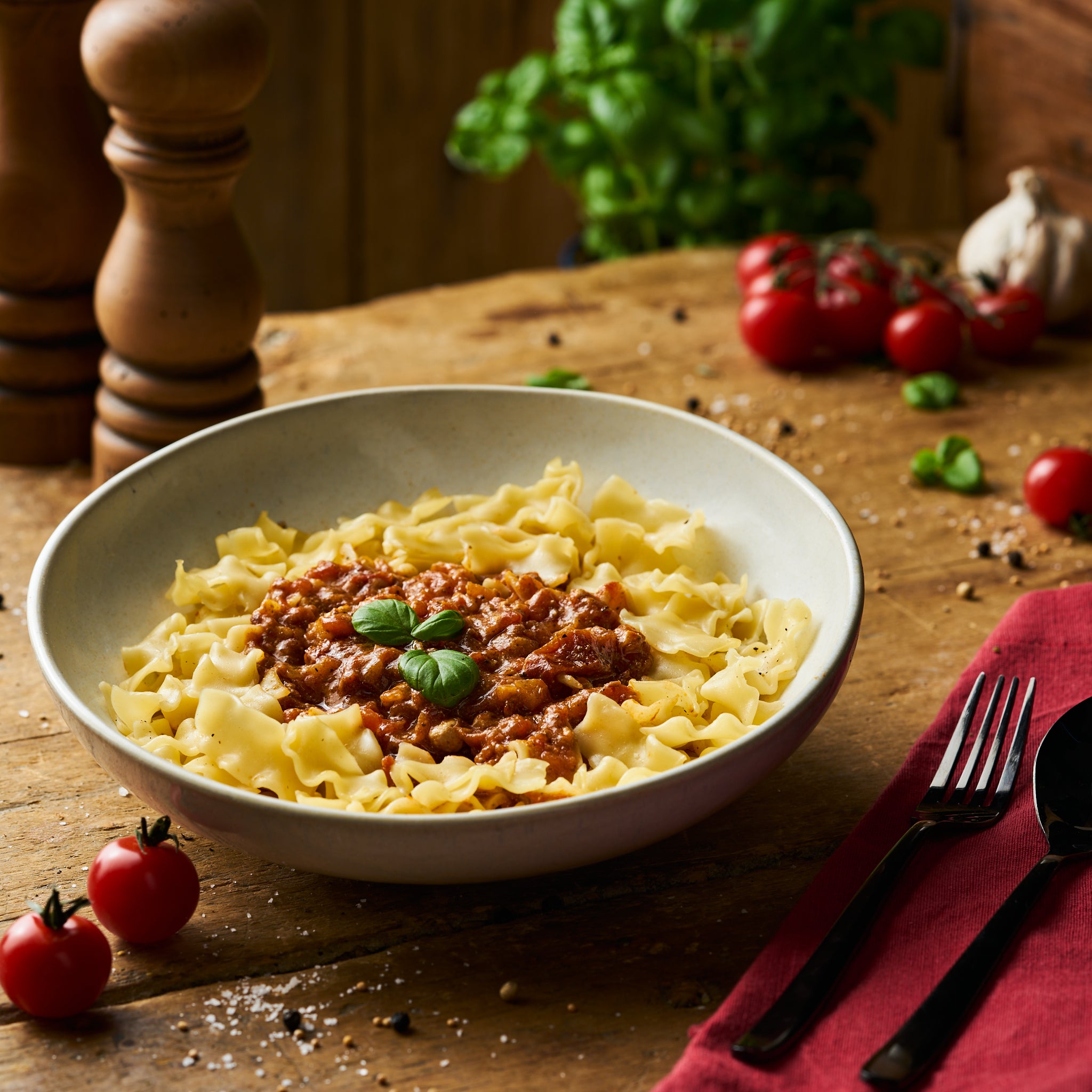 Kurze Wellenbandnudeln mit Tomaten-Basilikumsauce dazu Ziegenkäse als Fertiggericht