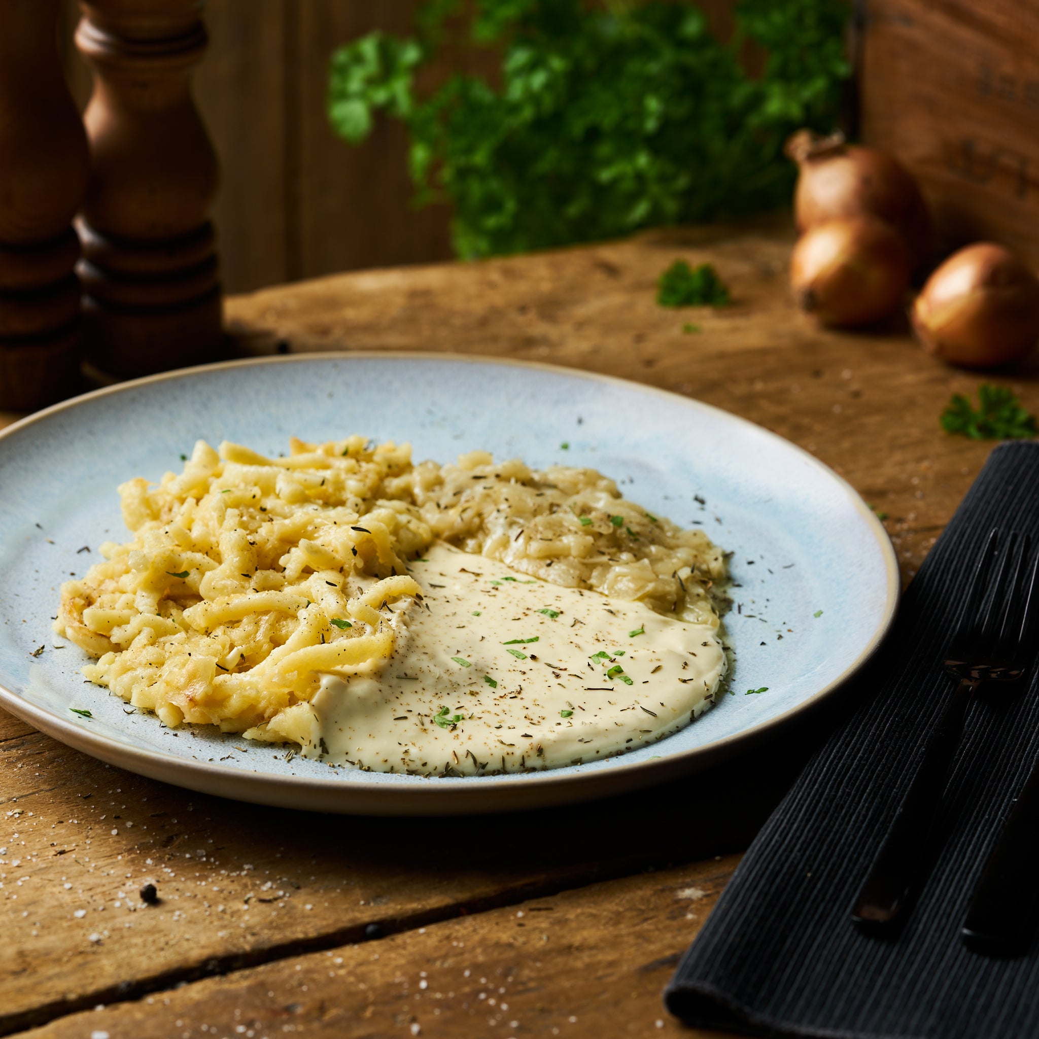Käsespätzle an Käsesauce und zerlassenen Zwiebeln als Fertiggericht