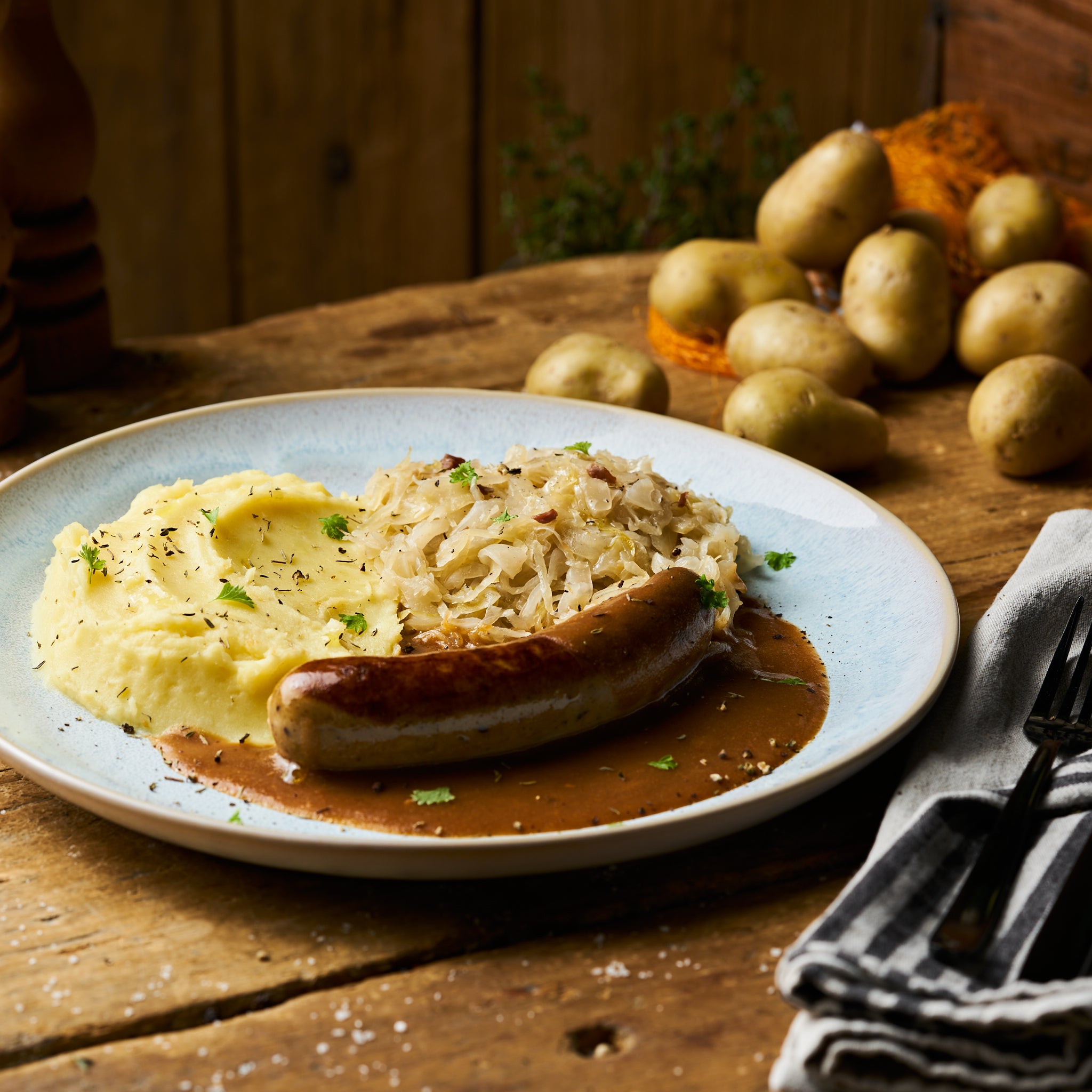 Bratwurst in Sauce an Spreewälder Sauerkraut mit Kartoffelstampf als Fertiggericht