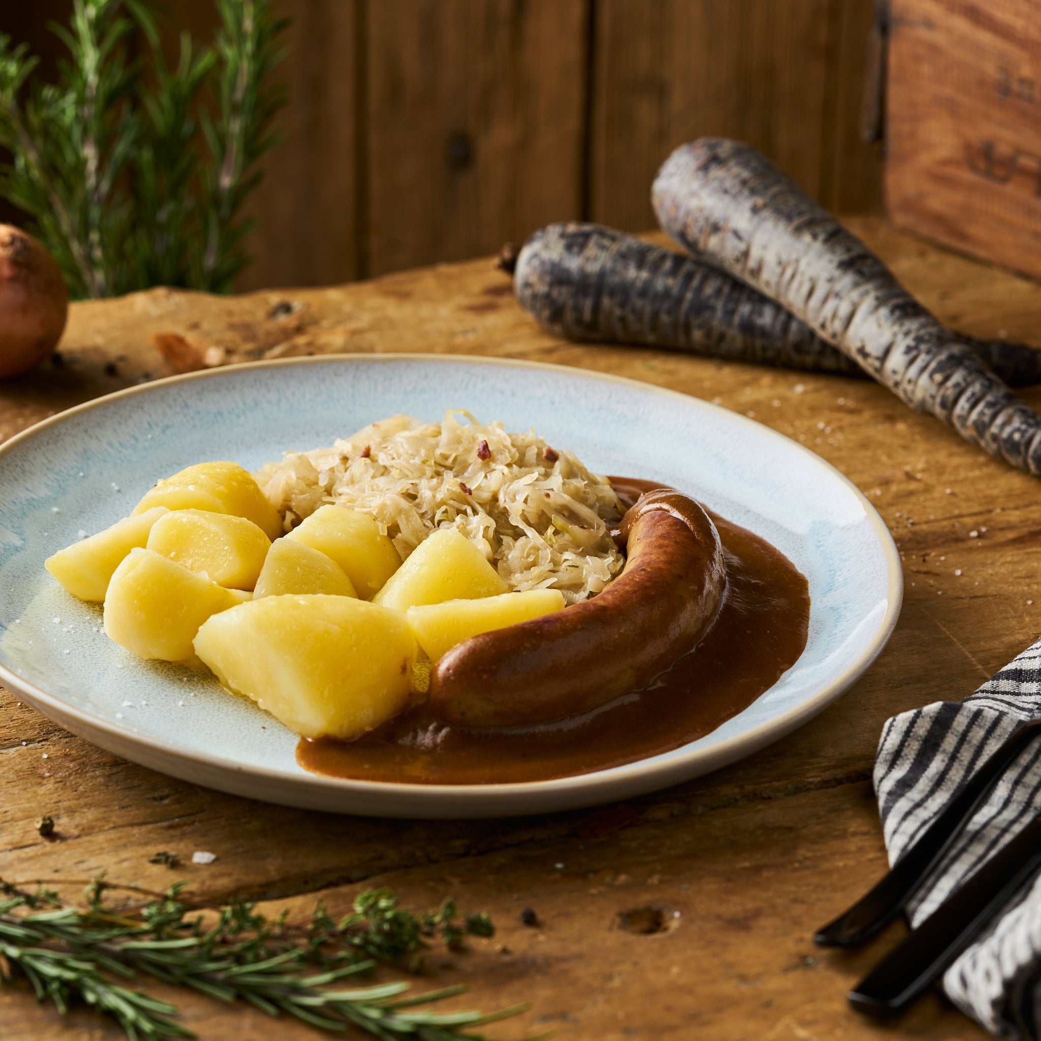 Bratwurst in Sauce an Spreewälder Sauerkraut und Butterkartoffeln als Fertiggericht
