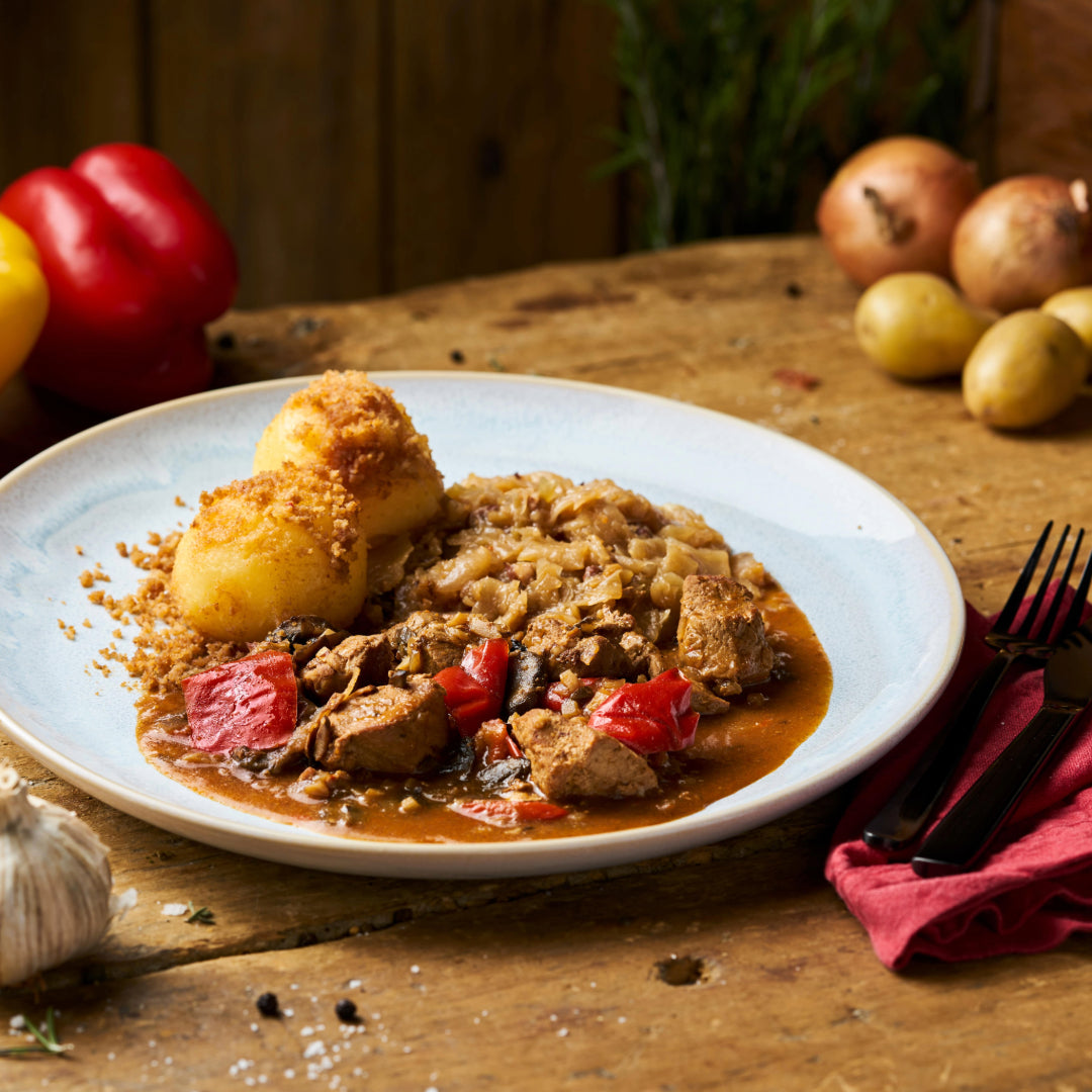 Brauhausgulasch vom Schwein mit Bayrisch Kraut und Kartoffelklößen - freshfoodz